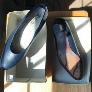 Ashley Taylor Navy blue pumps
